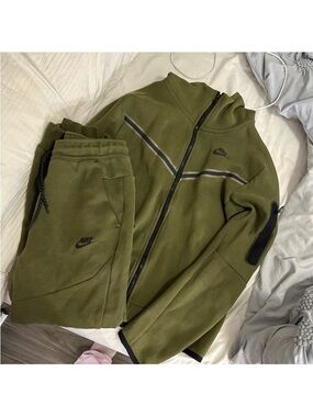 Nike Olive Green Zip-Up Jacket with Black Logo